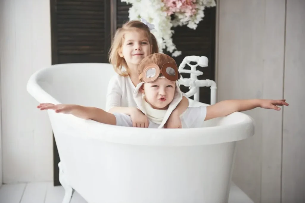 dzieci siedzace w wannie